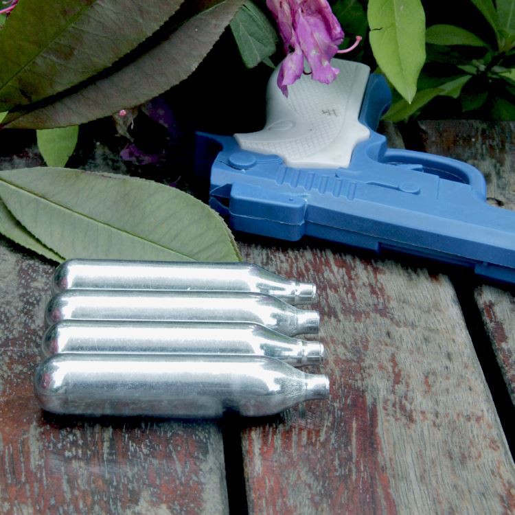 پمپ دستی یا کارتریج Co2